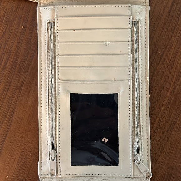 Vintage 90’s Wallet handbag. Outer pocket will fit an iPhone. - Picture 4 of 6